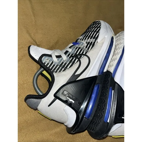 Nike Mens Lebron Witness 6 CZ4052-100 White Basketball Shoes Sneakers Size 8 Gym