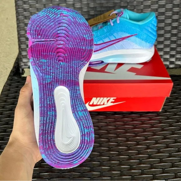 NIKE PAIGE BUECKERS x AIR ZOOM GT HUSTLE 3 - WOMENS 11.5 / MENS 10