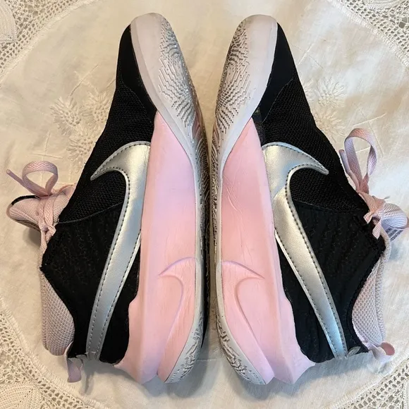 Nike Team Hustle DX Mid Top Basketball Sneakers Youth size 4 Black Light Pink