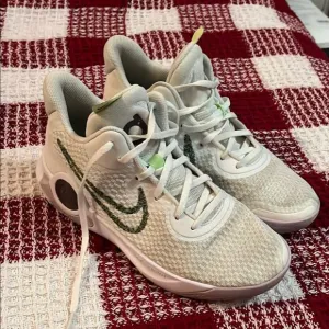Nike White and Green Sneakers