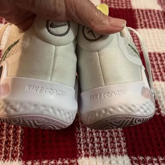 Nike White and Green Sneakers