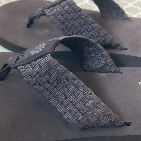 NWOB YellowBox Soleil Black Woven Metallic Sandals 8