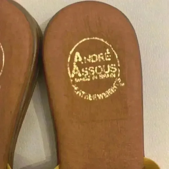 NWOT. Andre Assous Featherweight Women’s sandals. Yellow. Size 10 Made i…