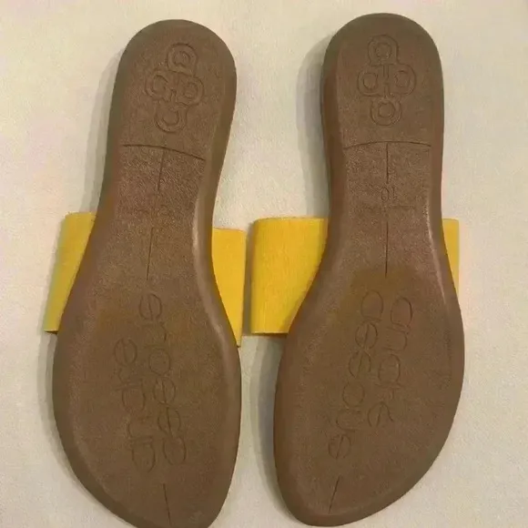 NWOT. Andre Assous Featherweight Women’s sandals. Yellow. Size 10 Made i…