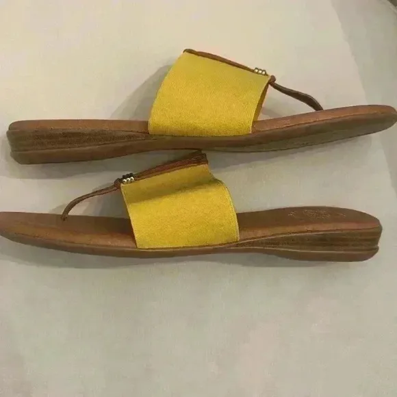 NWOT. Andre Assous Featherweight Women’s sandals. Yellow. Size 10 Made i…