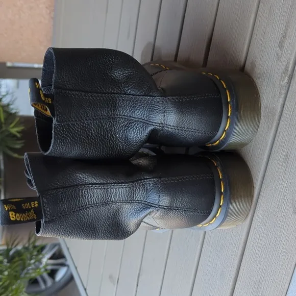 NWOT Doc Marten's 1460 Women's Virginia Leather Boots 8-Eye
