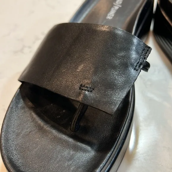 NWOT!🎉 Donald Pliner Black Leather Fifi Sandals Size 9
