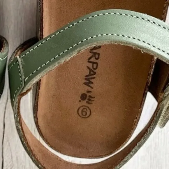 NWT Bearpaw Alma open toe leather sandals 6