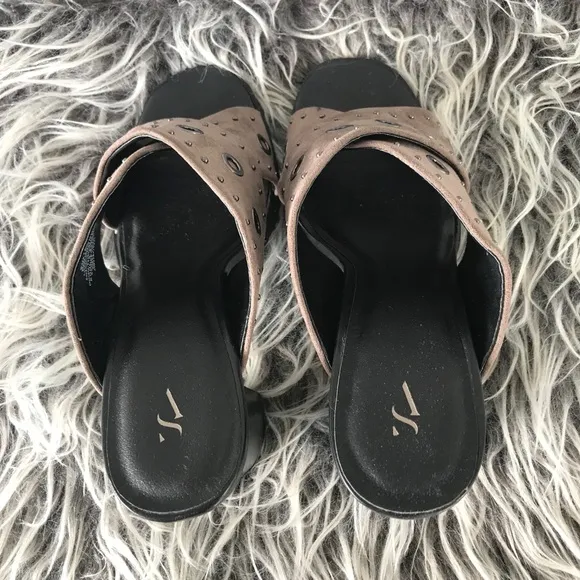 NWT Simply Vera Svnikkitaupe Sandals