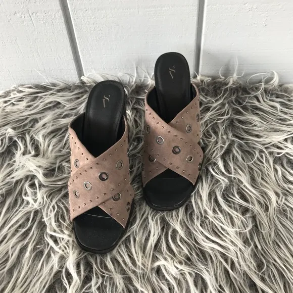 NWT Simply Vera Svnikkitaupe Sandals