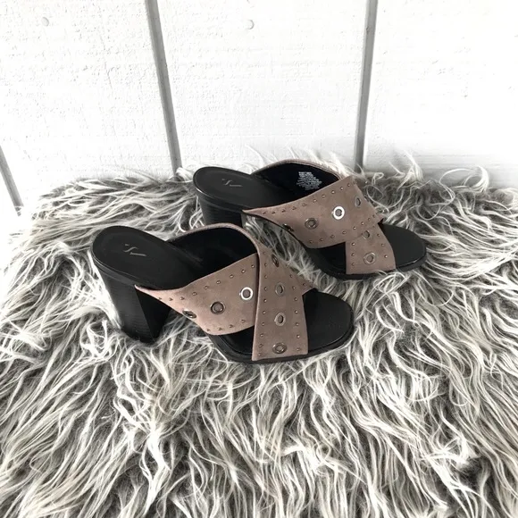 NWT Simply Vera Svnikkitaupe Sandals