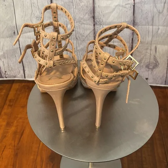 NWT VINCE CAMUTO STRAPPY STUDDED SALATO SANDALS