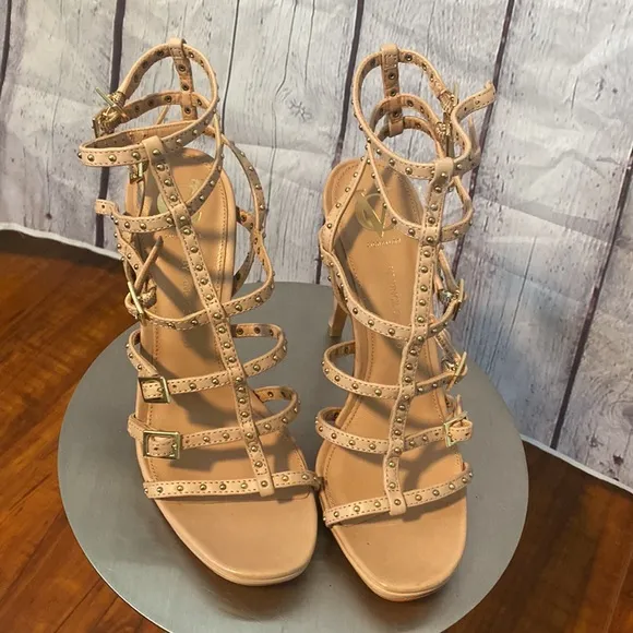 NWT VINCE CAMUTO STRAPPY STUDDED SALATO SANDALS
