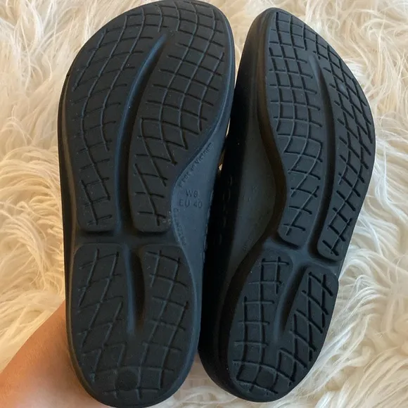 OOFOS Oolala tong sandals