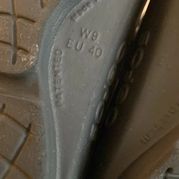 OOFOS Oolala tong sandals