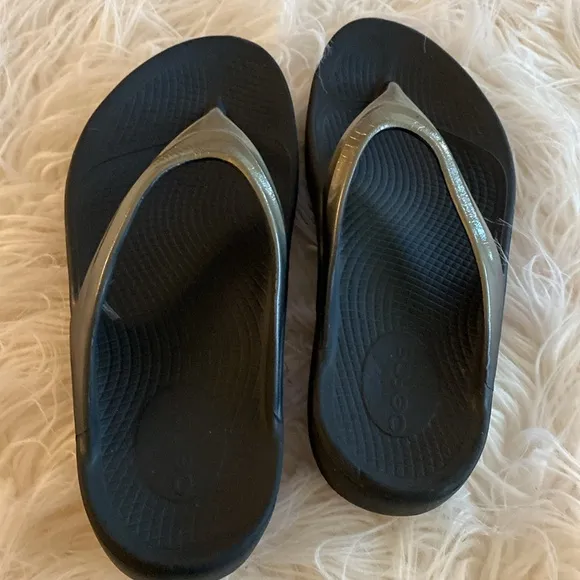 OOFOS Oolala tong sandals