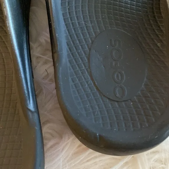 OOFOS Oolala tong sandals