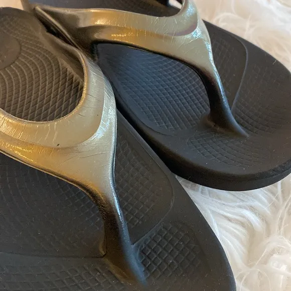 OOFOS Oolala tong sandals