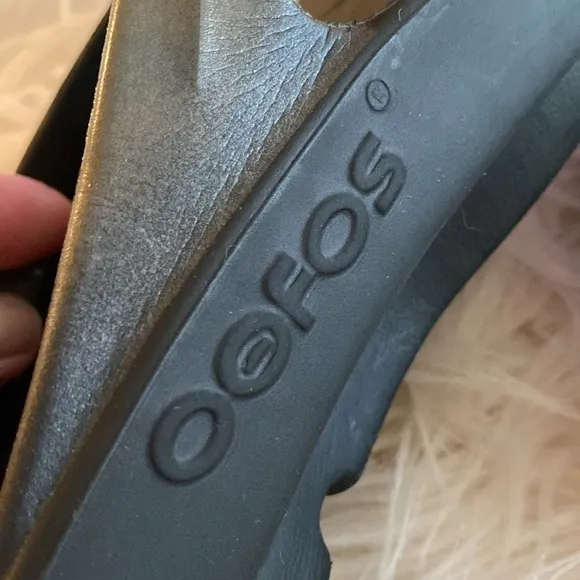 OOFOS Oolala tong sandals