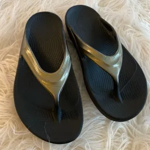 OOFOS Oolala tong sandals