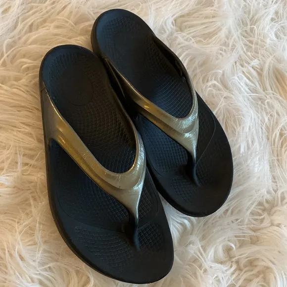 OOFOS Oolala tong sandals