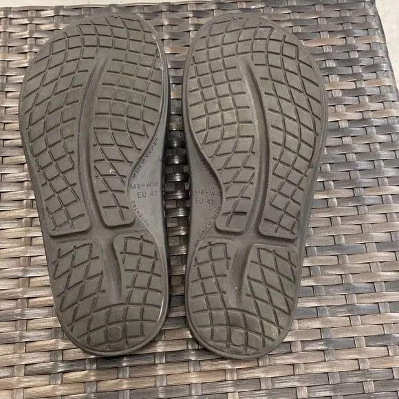 Oofos sandals women’s size 10