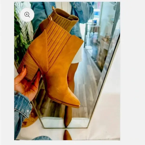 PLEATHER BOOTIES IN CAMEL size 6 1/2