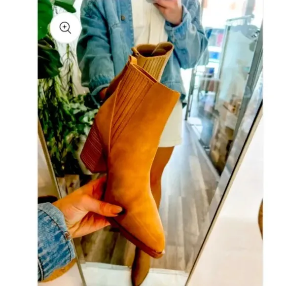 PLEATHER BOOTIES IN CAMEL size 6 1/2
