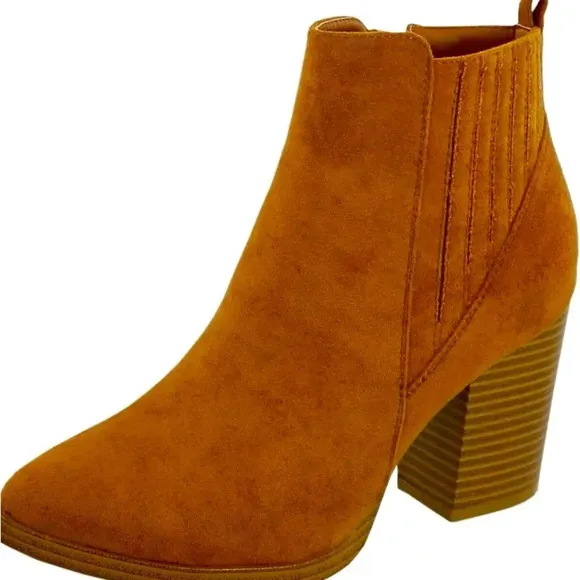 PLEATHER BOOTIES IN CAMEL size 6 1/2