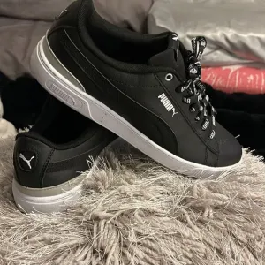 Puma women’s Vikky logomania ribbon lowtop fashion sneaker bbw sz 9 like new!