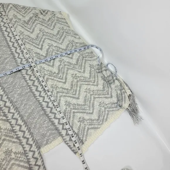 Romeo   Juliet Couture Fringe Poncho Cardigan Sz M