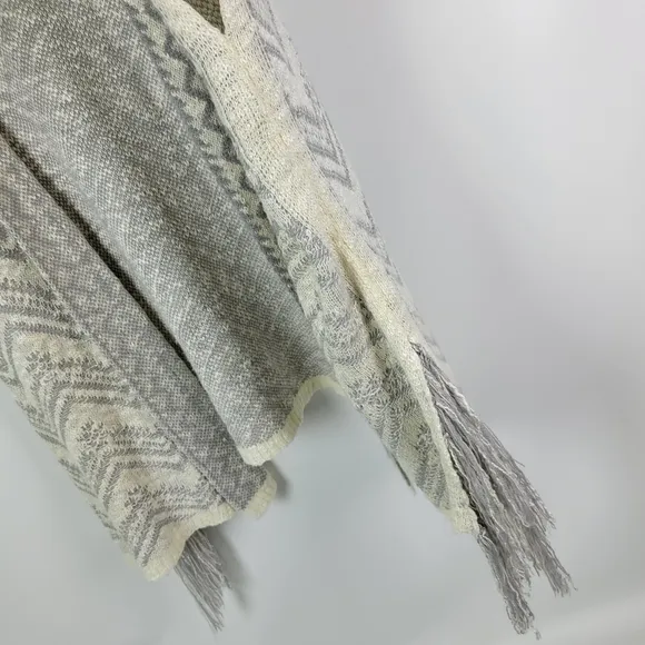 Romeo   Juliet Couture Fringe Poncho Cardigan Sz M