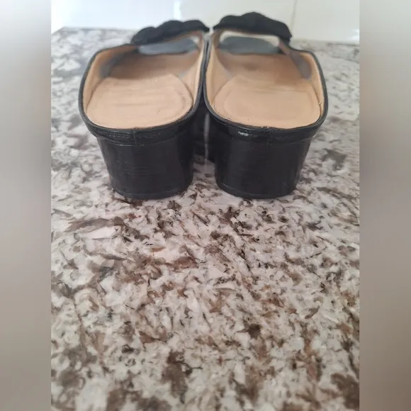 SALVATORE FERRAGAMO Boutique Patent Leather Bow Sandals Size 8