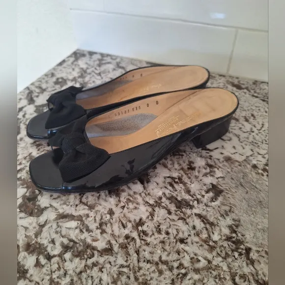 SALVATORE FERRAGAMO Boutique Patent Leather Bow Sandals Size 8