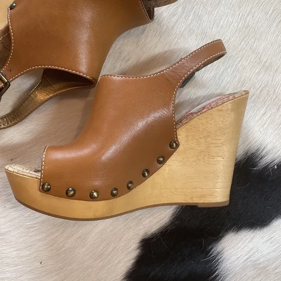 Sam Edelman Camilla wedge sandals in a saddle leather color