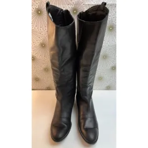 Sam Edelman Penny black leather riding boots.