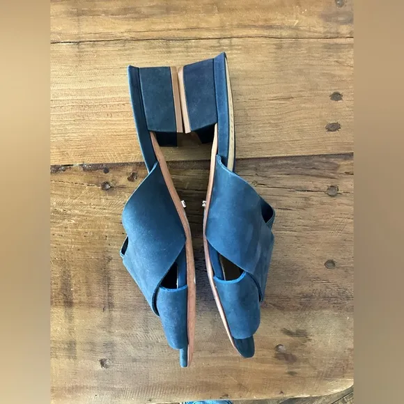 Schultz Women’s Navy Blue Mules/Sandal Size 6B NWOT