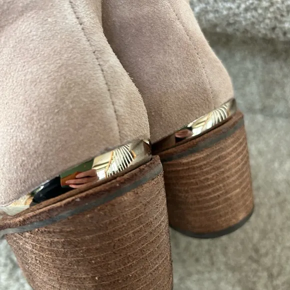 Schutz suede leather ankle boots. Heel. Pointed toe Gold detail. Made in Brazil.