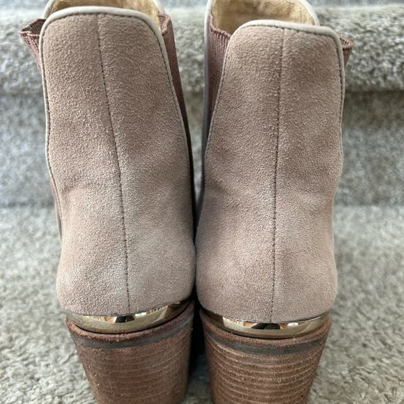 Schutz suede leather ankle boots. Heel. Pointed toe Gold detail. Made in Brazil.