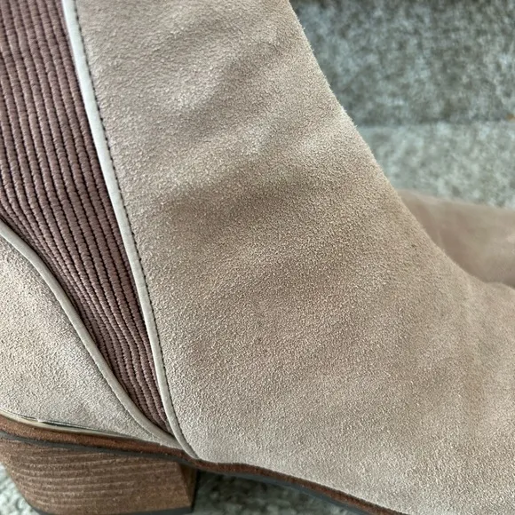 Schutz suede leather ankle boots. Heel. Pointed toe Gold detail. Made in Brazil.