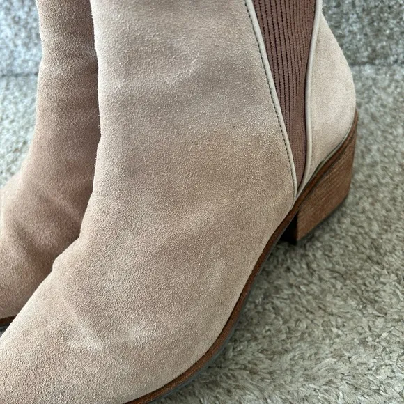 Schutz suede leather ankle boots. Heel. Pointed toe Gold detail. Made in Brazil.