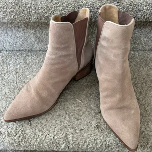 Schutz suede leather ankle boots. Heel. Pointed toe Gold detail. Made in Brazil.