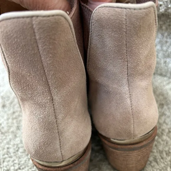Schutz suede leather ankle boots. Heel. Pointed toe Gold detail. Made in Brazil.
