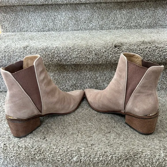 Schutz suede leather ankle boots. Heel. Pointed toe Gold detail. Made in Brazil.