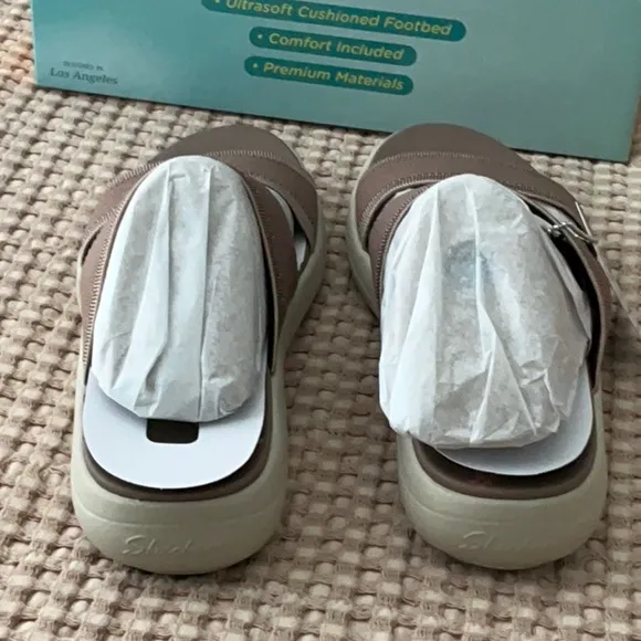 Skechers Luxe Foam Sandals in Mocha, US 7