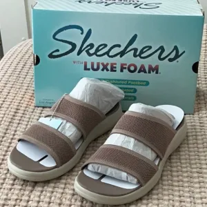 Skechers Luxe Foam Sandals in Mocha, US 7