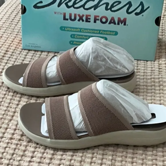 Skechers Luxe Foam Sandals in Mocha, US 7