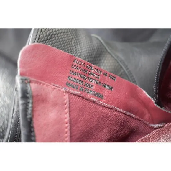 Sleek Leather Ankle Boots with Textured Panels Size 40‎