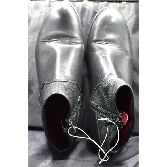 Sleek Leather Ankle Boots with Textured Panels Size 40‎