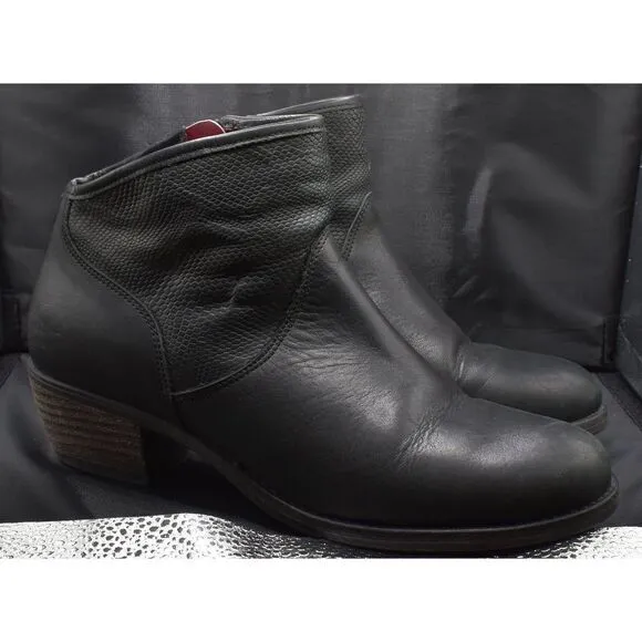 Sleek Leather Ankle Boots with Textured Panels Size 40‎